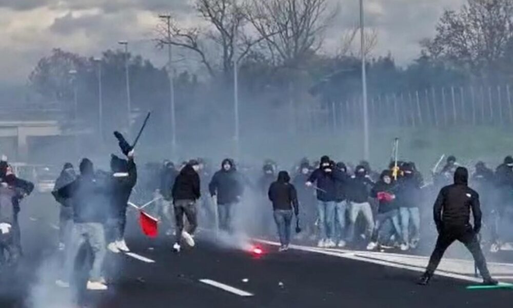 Scontri A1 arriva la decisione sugli ultrà di Roma e Napoli trasferte