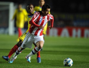 Paraguayan defender Ivan Piris (front) e