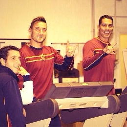 borriello_totti_corna_twitter